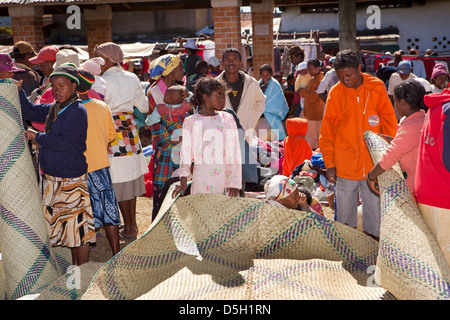 Madagascar, Ambositra, Marche Sandrandahy market, customers at woven matting stall Stock Photo