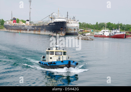USA/Canada, Welland Canal. Canal allowing travel between Lake Ontario and Lake Erie, bypassing Niagara Falls. Ship pilot boat. Stock Photo