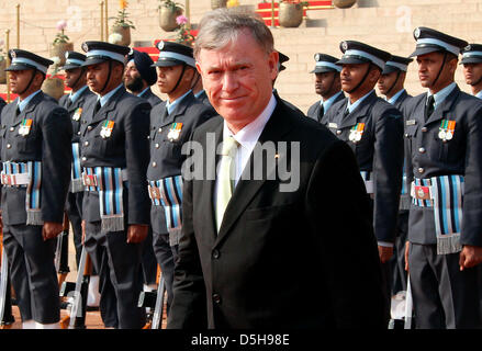 German Federal President Horst Koehler walks passed a guard of honour in New Delhi, India, 02 Febuary 2010. The German head of state resides in India for six days on the occaison of an official state visit and will continue his travel to South Korea afterwards. Photo: WOLFGANG KUMM Stock Photo