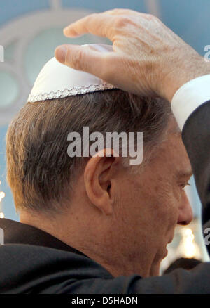 German President Horst Koehler visits Jewish synagogue Keneseth Eliyahoo in Mumbai, India, 05 Frebruary 2010. The German head-of-state is in India for a six-day state visit and then continues to Republic of Korea. Photo: WOLFGANG KUMM Stock Photo