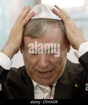 German President Horst Koehler visits Jewish synagogue Keneseth Eliyahoo in Mumbai, India, 05 Frebruary 2010. The German head-of-state is in India for a six-day state visit and then continues to Republic of Korea. Photo: WOLFGANG KUMM Stock Photo