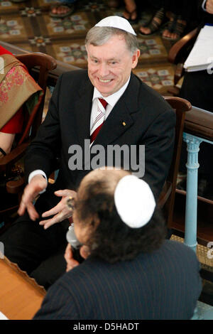 German President Horst Koehler visits Jewish synagogue Keneseth Eliyahoo in Mumbai, India, 05 Frebruary 2010. The German head-of-state is in India for a six-day state visit and then continues to Republic of Korea. Photo: WOLFGANG KUMM Stock Photo