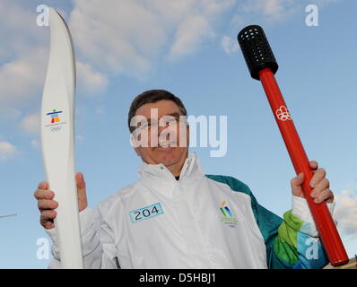 Torchbearer Thomas Bach, president of the German NOC and IOC vice-president, presents his Montreal 1976 and Vancouver 2010 torch in Surrey, Canada, 07 February 2010. Canada's third biggest city will host the 2010 Winter Olympic Games from February 12 - 28 February 2010. Photo: Arne Dedert  +++(c) dpa - Bildfunk+++ Stock Photo