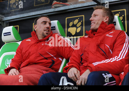 Bayern's Franck Ribery (L) and Christian Lell pictured on the bench prior to the German Bundesliga match VfL Wolfsburg vs FC Bayern Munich at Volkswagen Arena stadium in Wolfsburg, Germany, 06 February 2010. Bayern defeated Wolfsburg 3-1. Photo: Peter Steffen
