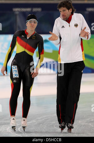 Anni Friesinger-Postma of Germany talks to her coach Gianni Romme during a Speed Skating training at the Richmond Olympic Oval for the Vancouver 2010 Olympic Games, Vancouver, Canada, 10 February 2010. Richmond Olympic Oval is hosting the speed skating at the Vancouver 2010 Winter Olympics that starts 12 February 2010. Photo: Daniel Karmann Stock Photo