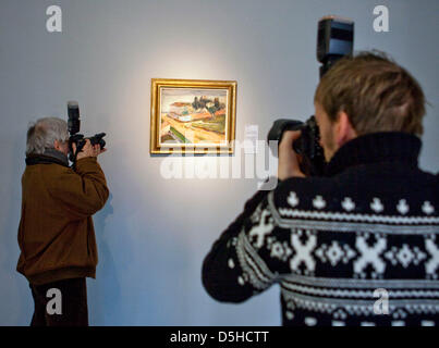 Journalists take a pictures of the oil painting 'Le Mur Rose' (1898) by Henri Matisse in the Jewish Museum in Frankfurt/Main, Germany, 11 February 2010. After more than 60 years, the painting is once again in Frankfurt. It used to be in possession of the Jewish collector Harry Fuld, who once managed a large telephone and watch company. The painting was acquired for the Jewish Museu Stock Photo