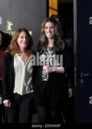 US actress Amanda Peet (R) and US director Nicole Holofcener attend the photocall of the film 'Please Give' running in competition during the 60th Berlinale International Film Festival in Berlin, Germany, Tuesday, 16 February 2010. The festival runs until 21 Febuary 2010. Photo: Tim Brakemeier dpa/lbn  +++(c) dpa - Bildfunk+++ Stock Photo