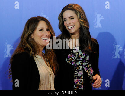 US actress Amanda Peet (R) and US director Nicole Holofcener the photocall of the film 'Please Give' running in competition during the 60th Berlinale International Film Festival in Berlin, Germany, Tuesday, 16 February 2010. The festival runs until 21 Febuary 2010. Photo: Soeren Stache dpa/lbn  +++(c) dpa - Bildfunk+++ Stock Photo