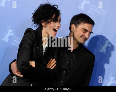 Croatian actress Zrinka Cvitesic (L) and Croatian actor Leon Lucev attend the photocall of the movie 'On the path' (Na putu) during the 60th Berlinale International Film Festival in Berlin, Germany, Wednesday, 18 February 2010. The festival runs until 21 Febuary 2010. Photo: TIM BRAKEMEIER Stock Photo