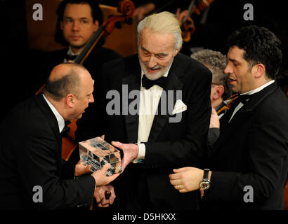(L-R) Director of Sarajevo Film Festival, Mirsad Purivatra, British actor Christopher Lee and Bosnian director Danis Tanovic attend the charity event Cinema for Peace within the scope of the 60th Berlin International Film Festival in Berlin, Germany, 15 Febuary 2010. The 60th Berlinale film festival runs until 21 February. Photo: Soeren Stache Stock Photo
