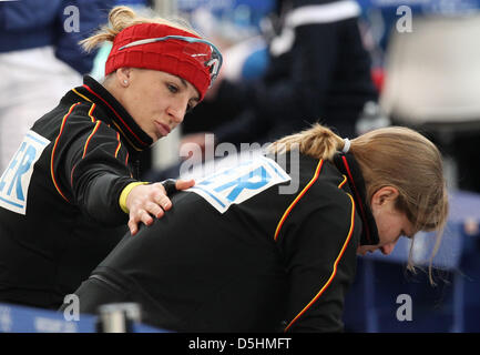 Anni Friesinger-Postma (R) of Germany talks to team mate Jenny Wolf during the Speed Skating women's 1000m at the Richmond Olympic Oval during the Vancouver 2010 Olympic Games, Vancouver, Canada, 18 February 2010.  +++(c) dpa - Bildfunk+++ Stock Photo