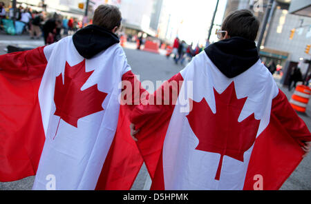 Two boys spreading Canadian flags during the Vancouver 2010 Olympic Games in Vancouver, Canada 22 February 2010. Photo: Daniel Karmann  +++(c) dpa - Bildfunk+++ Stock Photo