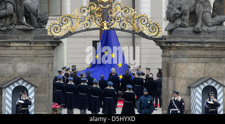 Prague, Czech Republic. 3rd April 2013. The flag of European Union is raised over the Prague Castle by European Commission President Jose Manuel Barroso and Czech President Milos Zeman on Wednesday, April 3, 2013. (CTK Photo/Michal Kamaryt/Alamy Live News) Stock Photo