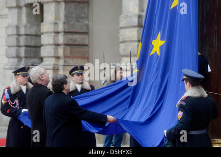 Prague, Czech Republic. 3rd April 2013. The flag of European Union is raised over the Prague Castle by European Commission President Jose Manuel Barroso and Czech President Milos Zeman on Wednesday, April 3, 2013. (CTK Photo/Vit Simanek/Alamy Live News) Stock Photo