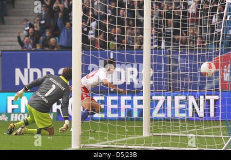 Hamburg's  Heung-Min Son scores a 1-0 goal against Dortmund's goalkeeper Roman Weidenfeller during the German Bundesliga match between Hamburger SV and Borussia Dortmund at Imtech Arena in Hamburg, Germany, 22 September 2012. Photo: CHRISTIAN CHARISIUS  (ATTENTION: EMBARGO CONDITIONS! The DFL permits the further utilisation of up to 15 pictures only (no sequntial pictures or video- Stock Photo