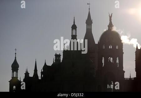 The Palace silhouettes against the sun in Schwerin, Germany, 13 November 2012. Photo: Jens Buettner Stock Photo