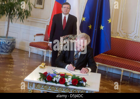 Prague, Czech Republic. 3rd April 2013. Czech president Milos Zeman (front) signs amendment of the Lisbon Treaty which enables formation of the Eurozone rescue fund. European Commission President Jose Manuel Barroso, rear, in Prague, Czech Republic, on Wednesday, April 3, 2013. (CTK Photo/Michal Krumphanzl/Alamy Live News) Stock Photo