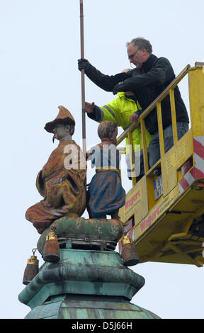 Specialists remove statues of the Fasanen schloesschen (Little Pheasant Palace) that was built in 1769 in Moritzburg, Germany, 16 NOvember 2012. The fastening of the sculpture needs to be repaired for 7500 euros and will then be reattached to the palace. Photo: MATTHIAS HIEKEL Stock Photo