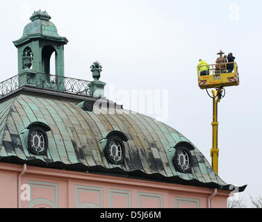 Specialists remove statues of the Fasanen schloesschen (Little Pheasant Palace) that was built in 1769 in Moritzburg, Germany, 16 NOvember 2012. The fastening of the sculpture needs to be repaired for 7500 euros and will then be reattached to the palace. Photo: MATTHIAS HIEKEL Stock Photo