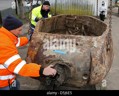 Remnants of a Soviet tank, that were found during construction works in November 2011 and that were storaged by a weapons and ammunition disposal service, are loaded to a location in Rostock, Germany, 16 November 2012. After disposing a granade within the tank, the Soviet T34 tank, that was probably destroyed on 01 May 1945 during the demolition of a bridge, shall be presented in a Stock Photo