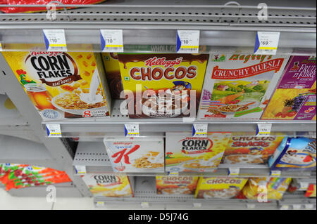 View of products offered in a supermarket of the Indian supermarket chain 'Reliance Fresh' in Jaiput, India, 16 November 2012. The discounter chain runs around 1,000 shops throughout India. Photo: Jens Kalaene Stock Photo