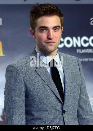 Actor Robert Pattinson arrives at the German premiere of vampire movie 'The Twilight Saga: Breaking Dawn   Part 2' in Berlin, Germany, 16 November 2012. The movie will come to German cinemas on 22 November 2012. Photo: Britta Pedersen Stock Photo