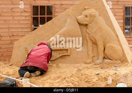 Brighton, UK. 3rd April 2013. Brighton Sand Sculpture Festival 2013:   Nipper, the HMV dog. Credit: Andrew Hasson / Alamy Live News Stock Photo