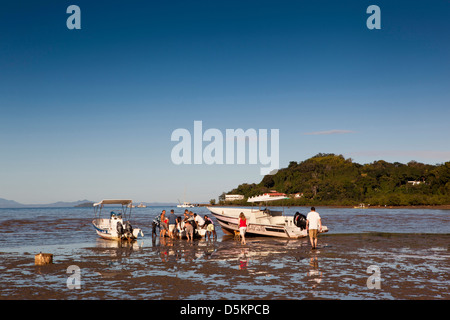 Madagascar, Nosy Be, Marodokana, Operation Wallacea student pushing dive boat out of mud at low tide Stock Photo