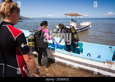 Madagascar, Nosy Be, Marodokana, Operation Wallacea students boarding dive boat Stock Photo