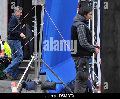 Berlin, Germany. 4th April 2013. American actor George Clooney walks to the set of his movie 'Monuments Men' in Berlin, Germany, 04 April 2013. The Hollywood star is directing the movie and starring in the leading role. It is being filmed at Babelsberg Studios and at historic locations in Berlin. Photo: PAUL ZINKEN/dpa/Alamy Live News Stock Photo
