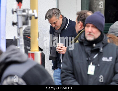 Berlin, Germany. 4th April 2013. American actor George Clooney stands on the set of his movie 'Monuments Men' in Berlin, Germany, 04 April 2013. The Hollywood star is directing the movie and starring in the leading role. It is being filmed at Babelsberg Studios and at historic locations in Berlin. Photo: PAUL ZINKEN/dpa/Alamy Live News Stock Photo