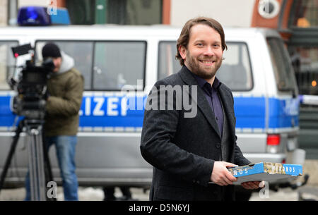 Actor Christian Ulmen smiles during the filming of the crime television series 'Tatort' (Crime Scene) at the market square in Weimar, Germany, 05 April 2013. Weimar acts as the location for a 'Tatort' for the second time. This 'Tatort' episode with Nora Tschirner and Christian Ulmen as investigators is scheduled to be aired on 26 December 2013 on television channel ARD. Photo: Martin Schutt Stock Photo