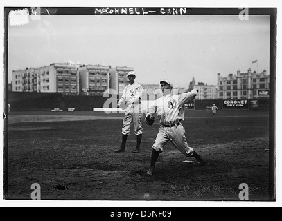 Willie Keeler, New York Highlanders, at bat and Lou Criger, Boston Red Sox,  catcher. Silk O'Loughlin umpire. Hilltop Park, New York 1908 Stock Photo -  Alamy