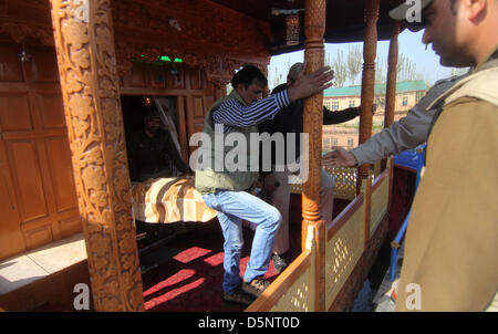 Kashmir, India. 6th April 2013. Indian police remove the body of Sarah Groves, 24, from Guernsey, from the boat. Police said the woman had been stabbed to death on a houseboat in the summer capital. A Dutch man in his 40s, who was also apparently staying in the houseboat, has been arrested, police added. (Credit Image: Credit:  Altaf Zargar/ZUMAPRESS.com/Alamy Live News) Stock Photo