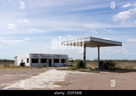 Abandoned gas station on Highway 281 North of Edinburg, Texas Stock Photo