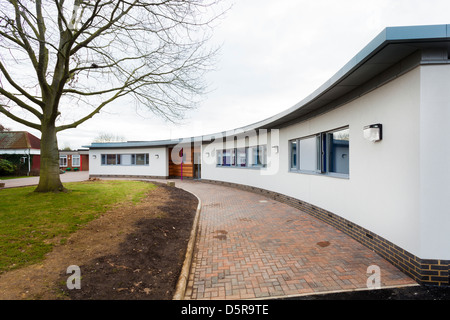 the curved building of All Saints Primary School, Wokingham Stock Photo