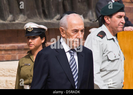 Jerusalem, Israel. 8th April 2013. President of the State of Israel, Shimon Peres, backs off the stage after placing a wreath beneath the memorial monument for the victims of the Warsaw Ghetto. Jerusalem, Israel. 8-Apr-2013.  President Shimon Peres, Prime Minister Benjamin Netanyahu, US Secretary of State John Kerry, dignitaries and survivors took part in a Wreath-Laying Ceremony on Holocaust Martyrs' and Heroes' Remembrance Day in the Warsaw Ghetto Square at Yad-Vashem. Credit: Nir Alon / Alamy Live News Stock Photo