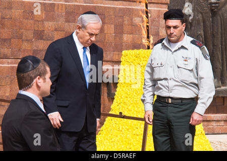 Jerusalem, Israel. 8th April 2013. Prime Minister of Israel, Benjamin Netanyahu, backs off the stage after placing a wreath beneath the memorial monument for the victims of the Warsaw Ghetto. Jerusalem, Israel. 8-Apr-2013.  President Shimon Peres, Prime Minister Benjamin Netanyahu, US Secretary of State John Kerry, dignitaries and survivors took part in a Wreath-Laying Ceremony on Holocaust Martyrs' and Heroes' Remembrance Day in the Warsaw Ghetto Square at Yad-Vashem. Credit: Nir Alon / Alamy Live News Stock Photo