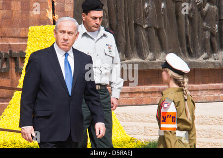 Jerusalem, Israel. 8th April 2013. Prime Minister of Israel, Benjamin Netanyahu, backs off the stage after placing a wreath beneath the memorial monument for the victims of the Warsaw Ghetto. Jerusalem, Israel. 8-Apr-2013.  President Shimon Peres, Prime Minister Benjamin Netanyahu, US Secretary of State John Kerry, dignitaries and survivors took part in a Wreath-Laying Ceremony on Holocaust Martyrs' and Heroes' Remembrance Day in the Warsaw Ghetto Square at Yad-Vashem. Credit: Nir Alon / Alamy Live News Stock Photo