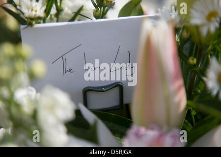 Flowers and messages at the London residence on Chester Square of Baroness Margaret Thatcher following the announcement of her death. Maggie Thatcher (87), aka the 'Iron Lady' dominated British politics for 20 years. Stock Photo