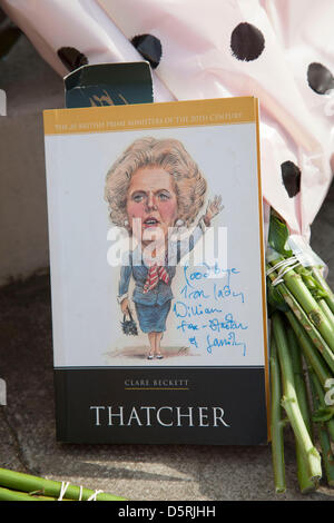 Flowers and messages at the London residence on Chester Square of Baroness Margaret Thatcher following the announcement of her death. Maggie Thatcher (87), aka the 'Iron Lady' dominated British politics for 20 years. Stock Photo