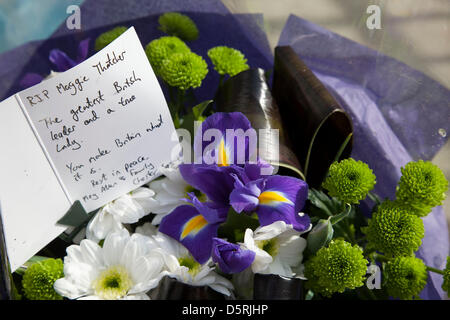 Flowers and messages at the London residence on Chester Square of Baroness Margaret Thatcher following the announcement of her death. Maggie Thatcher (87), aka the 'Iron Lady' dominated British politics for 20 years. Stock Photo