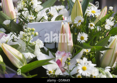 London, UK. 8th April, 2013.  On the day former UK Prime Minister Baroness Thatcher, died of a stroke, Londoners, friends and neighbours leave floral tributes and messages outside Chester Square in Belgravia, the house Margaret Thatcher called her home after leaving Downing Street. Credit: Nick Savage/Alamy Live News Stock Photo