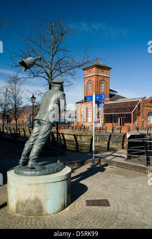 statue of captain cat a character from dylan thomas's under milk wood with the pumphouse bar in the distance swansea marina Stock Photo