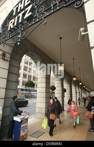 NEWSPAPER SELLER OUTSIDE THE RITZ HOTEL MARGARET THATCHER DIED AT THE RITZ HOTEL RITZ HOTEL LONDON ENGLAND UK 08 April 2013 Stock Photo