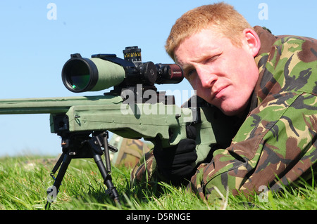 Sharp shooter sniper sharpshooter hi-res stock photography and