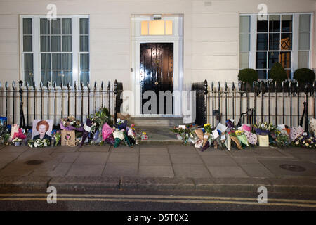 London,UK. 8th April 2013. floral tributes have been left for the whole day outside the residence of Margaret Thatcher in Chester Square. The former Prime Minister died today at the age of 87. Credit: Piero Cruciatti / Alamy Live News Stock Photo