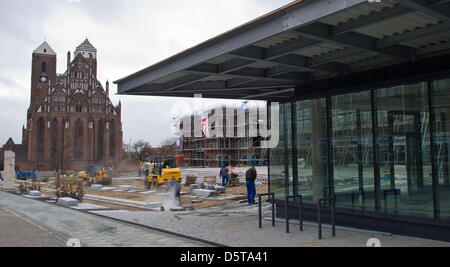 Residential and commercial buildings are under construction near the Marienkirche (Church of St Mary of Prenzlau) in the city center of Prenzlau, Germany, 7 November 2012. Prenzlau is the capital of county Uckermark in the state of Brandenburg with around 20000 residents. Archaeologists have found evidence that the urban area of Prenzlau has been inhabited since late Neolithic peri Stock Photo