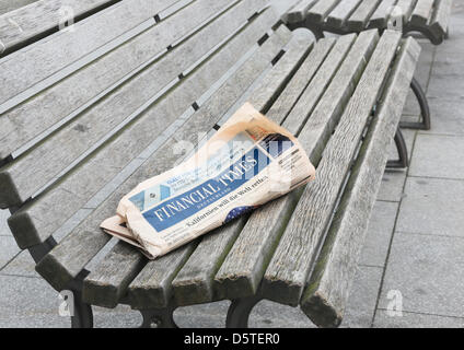 ILLUSTRATION - An issue of the newspaper Financial Times Germany is situated on a bench in Berlin, Germany, 21 November 2012. The publishing house Gruner + Jahr intends to inform employees and work councils on the fait of the business media department of the publisher. A spokesperson of the group announced that one must expect a close-down of Financial Times Germany. Photo: STEPHAN Stock Photo