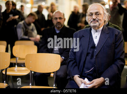 Ambassador of Iran Ali Reza Sheikh Attar attends the opening of an exhibition held at the European University Viadrina in Frankfurt Oder, Germany, 22 November 2012. A professor of the university invited Attar, due to the presentation of research on Iranian monuments done by 25 students during an excursion to Iran. Photo: Patrick Pleul Stock Photo